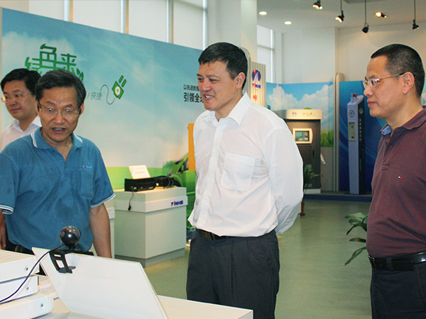 中共张家港市委副书记、市长黄戟同志视察公司